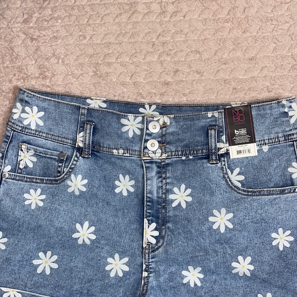 Size 21 Juniors Corset Waist Denim Daisy Shorts - Picture 3 of 8